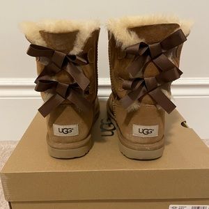 UGGS Bailey bow size 4 kids